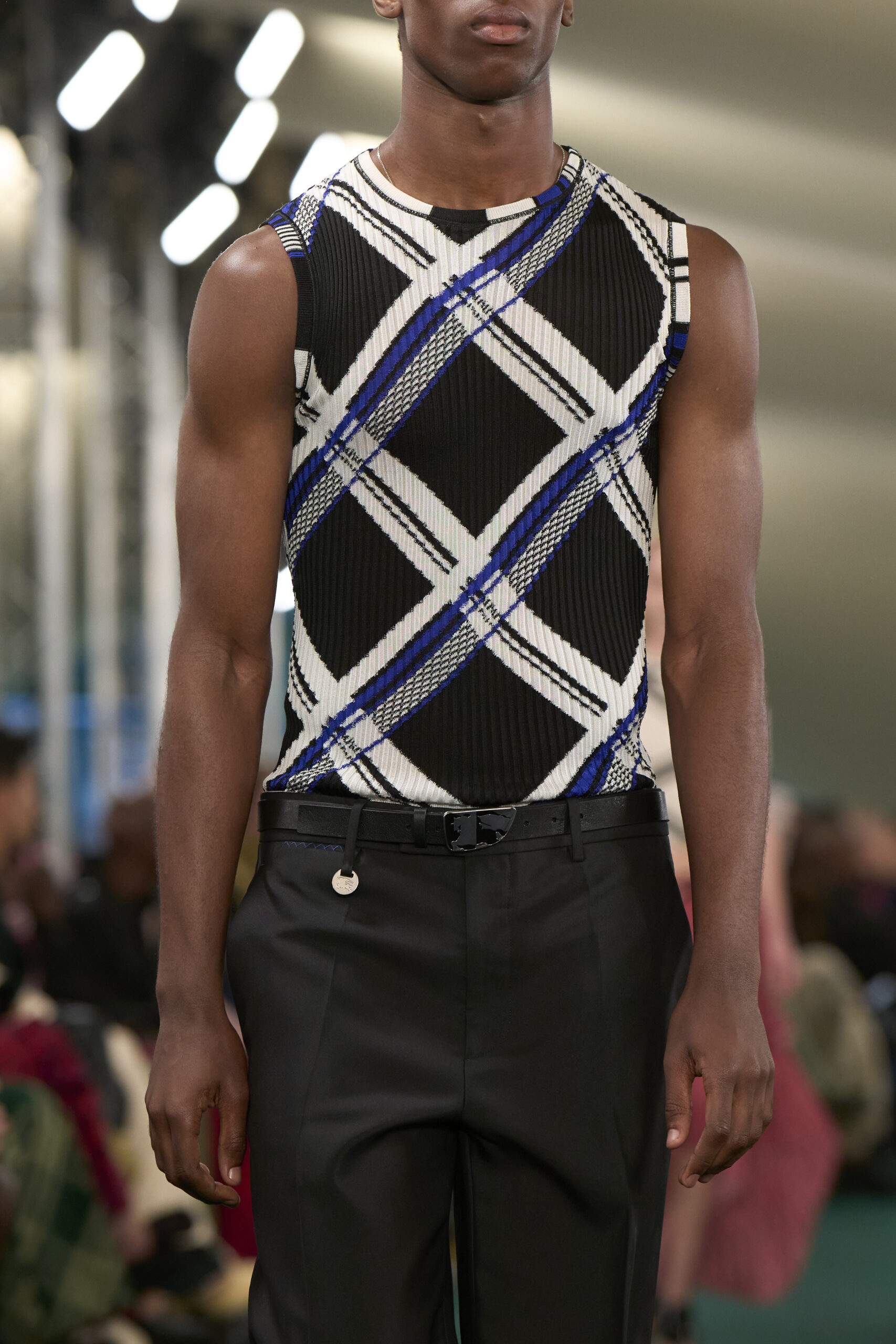 Burberry Spring/Summer 2024 เผยผลงานโฉมใหม่ที่คลาสสิกสะดุดตา - ELLE Men ...