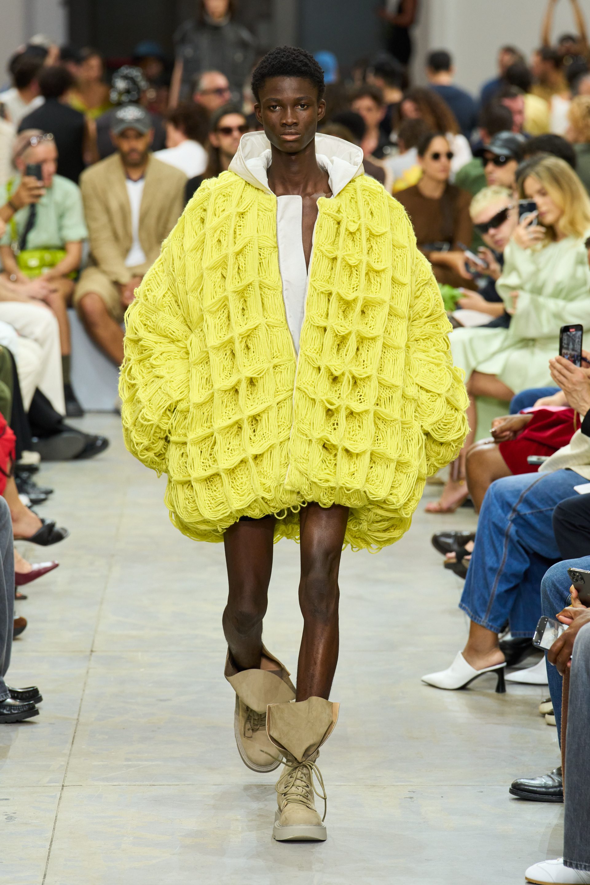 JW Anderson ส่งคอลเล็กชั่น Spring-Summer 2025 มาบอก ‘ฝันดี’ - ELLE Men ...