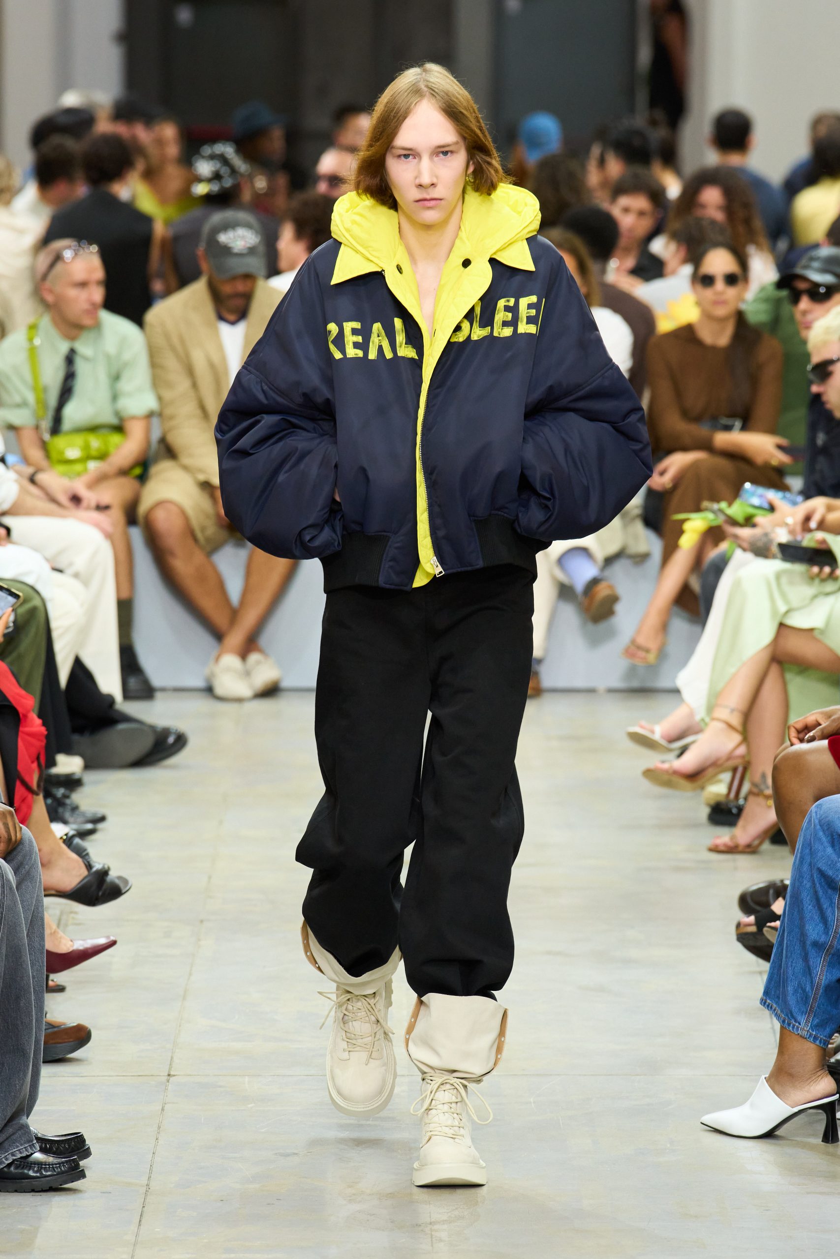 JW Anderson ส่งคอลเล็กชั่น Spring-Summer 2025 มาบอก ‘ฝันดี’ - ELLE Men ...