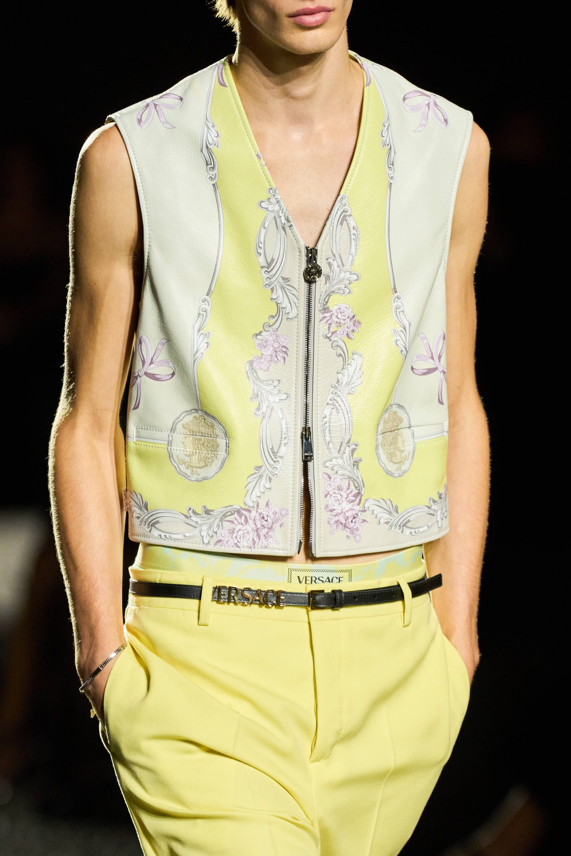 Versace Spring-Summer 2025 สลัดภาพเซ็กซี่สู่สไตล์ป๊อปวัยรุ่นอเมริกันยุค ...