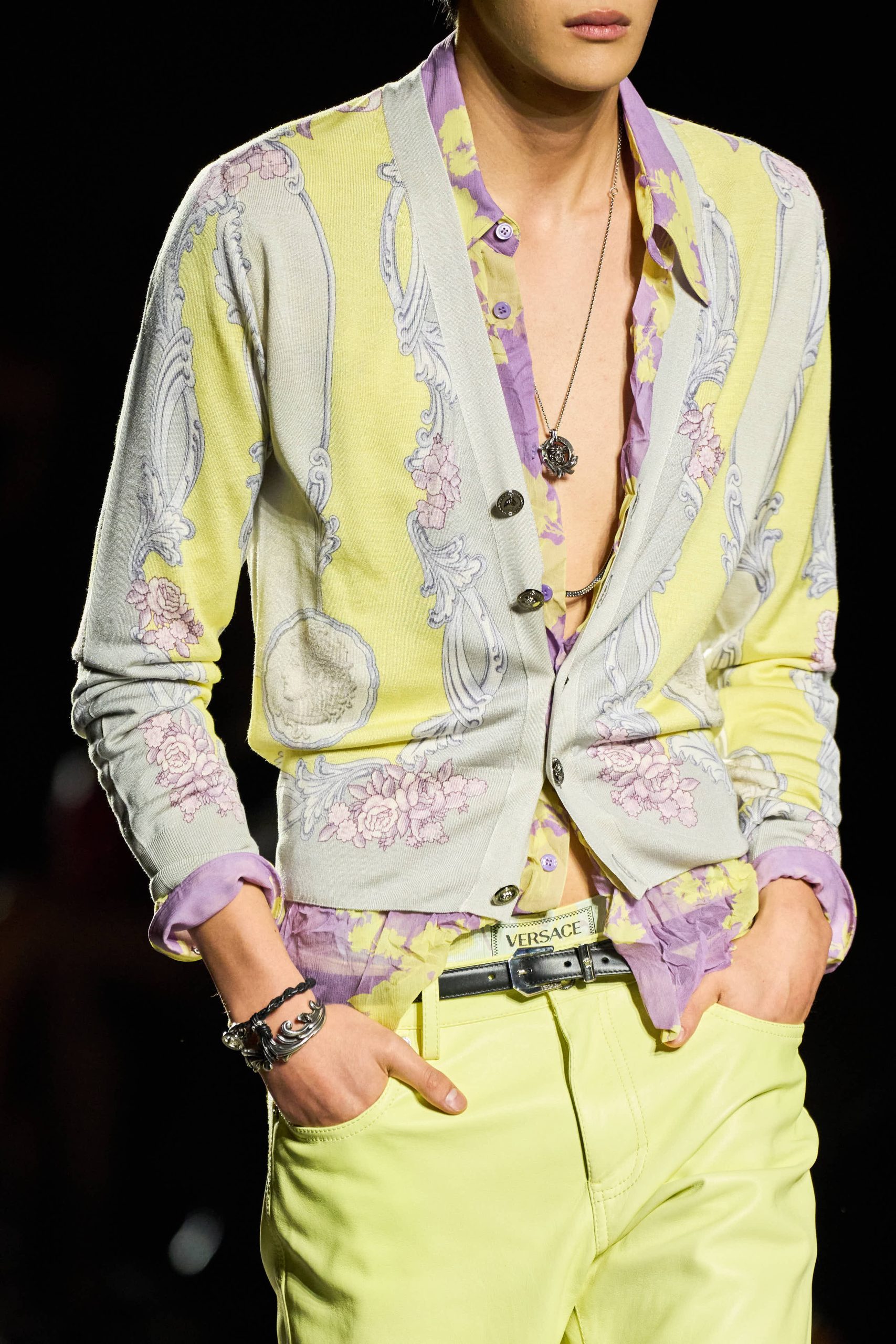 Versace Spring-Summer 2025 สลัดภาพเซ็กซี่สู่สไตล์ป๊อปวัยรุ่นอเมริกันยุค ...