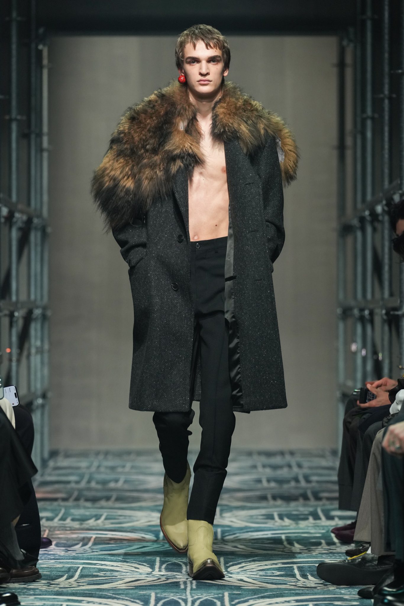 ความโรแมนติกและความดิบถูกผสมลงใน Prada FW25-26 ให้ดู Ugly Chic อย่าง ...