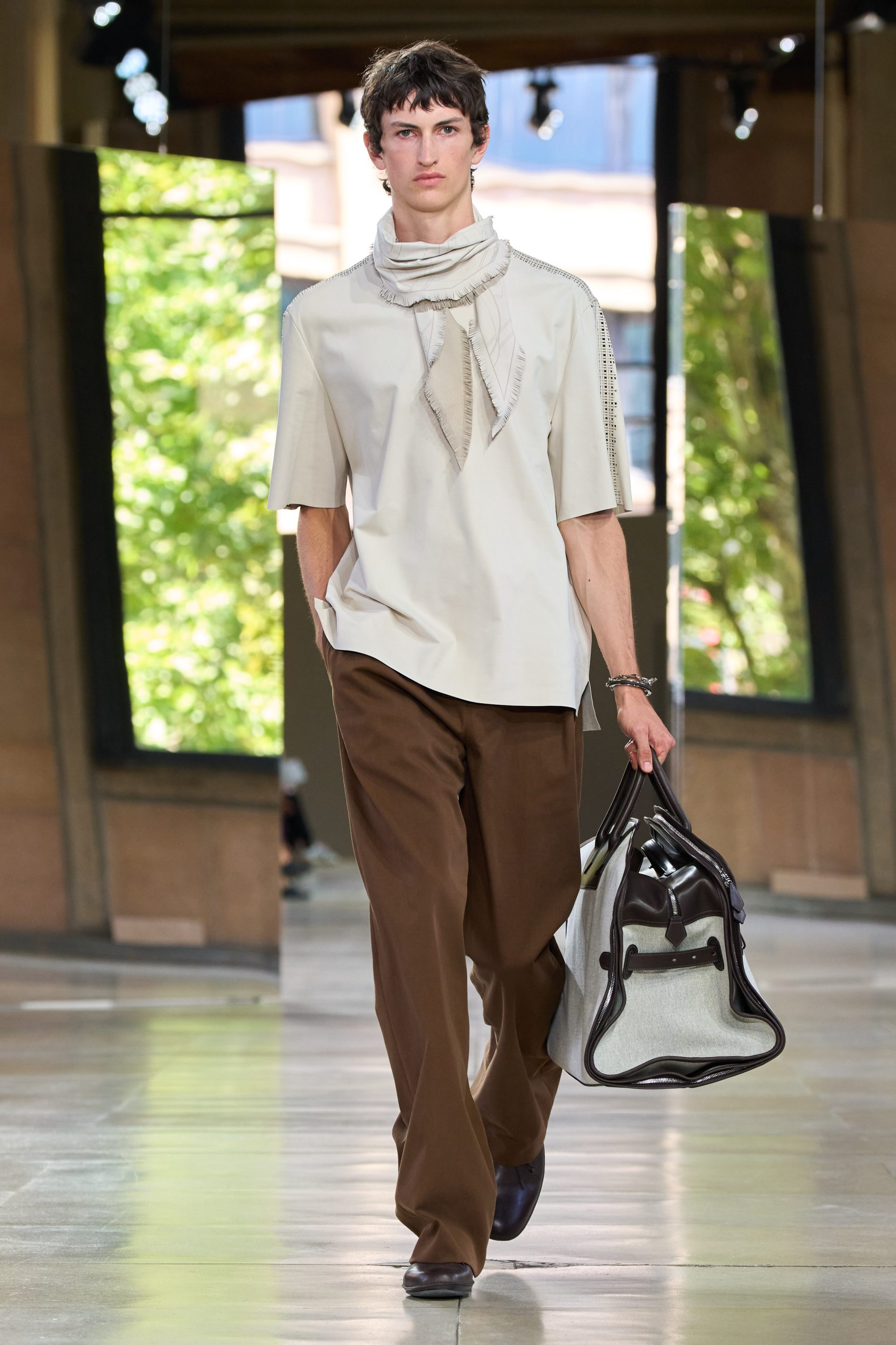 Hermès Spring-Summer 2026 นิยามใหม่ของฤดูร้อน: เบา ละเมียดละไม แต่ ...