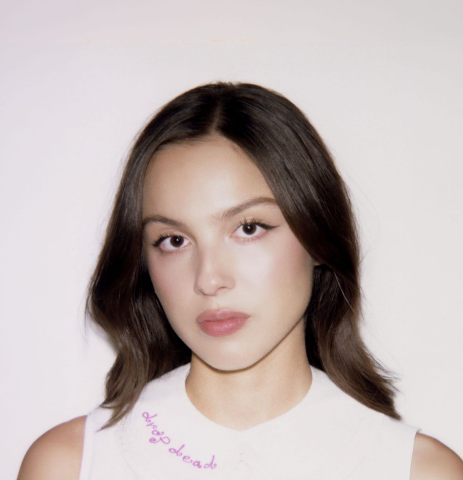 Olivia Rodrigo ถ่ายทอดอารมณ์บทใหม่ของเรื่องราวในเพลง “drop dead” - ELLE ...